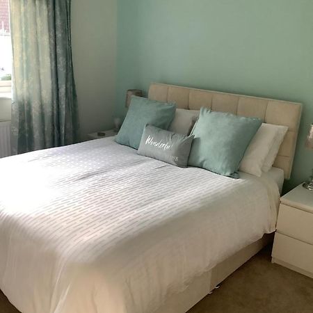 Private Room, Shared Bathroom With One Other, Tea And Coffee Making Facilities, Mini Fridge And Hairdryer, King Sized Bed With Help Yourself Continental Breakfast In Secluded Modern Property With Parking Борнмут Екстер'єр фото