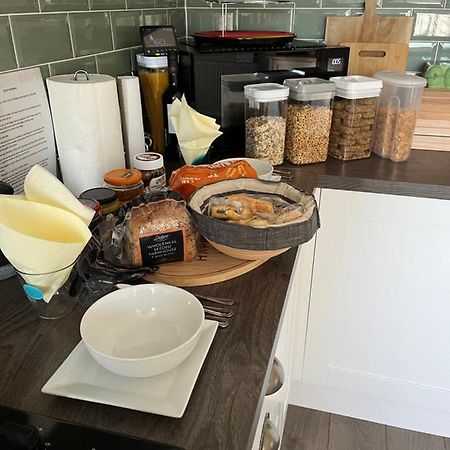 Private Room, Shared Bathroom With One Other, Tea And Coffee Making Facilities, Mini Fridge And Hairdryer, King Sized Bed With Help Yourself Continental Breakfast In Secluded Modern Property With Parking Борнмут Екстер'єр фото