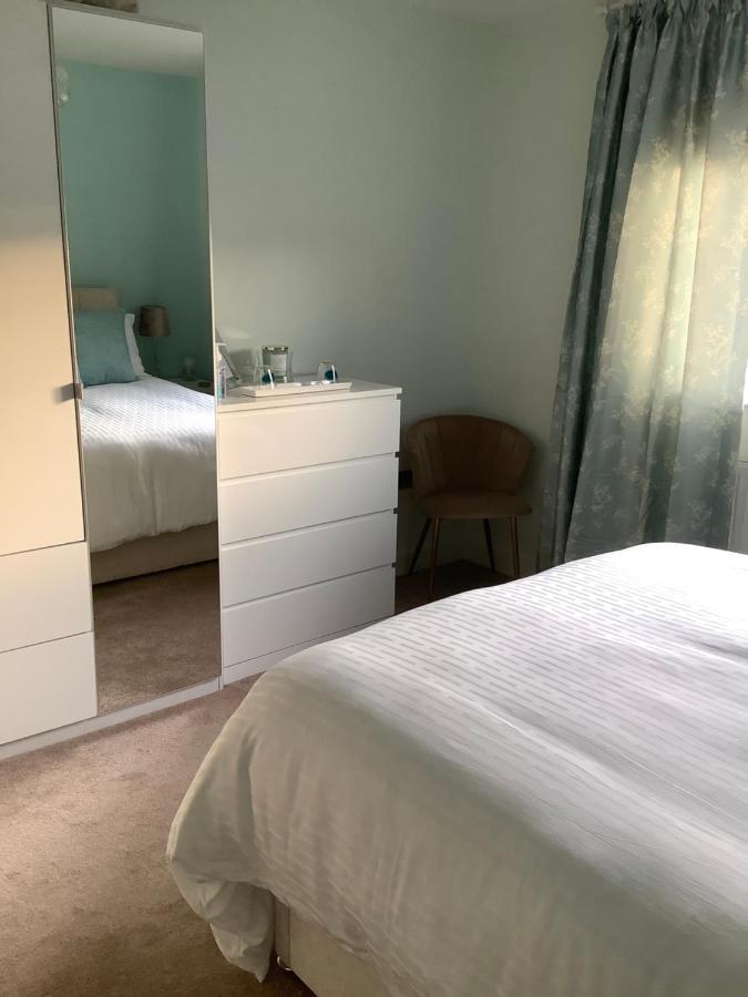 Private Room, Shared Bathroom With One Other, Tea And Coffee Making Facilities, Mini Fridge And Hairdryer, King Sized Bed With Help Yourself Continental Breakfast In Secluded Modern Property With Parking Борнмут Екстер'єр фото