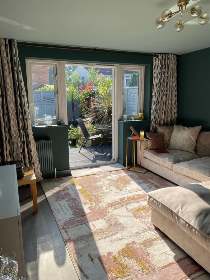 Private Room, Shared Bathroom With One Other, Tea And Coffee Making Facilities, Mini Fridge And Hairdryer, King Sized Bed With Help Yourself Continental Breakfast In Secluded Modern Property With Parking Борнмут Екстер'єр фото