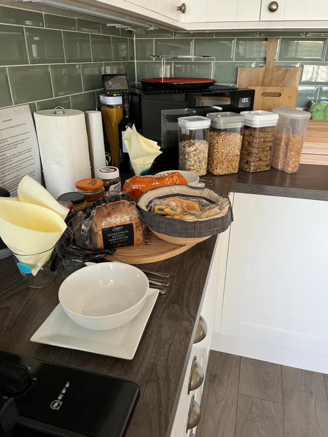Private Room, Shared Bathroom With One Other, Tea And Coffee Making Facilities, Mini Fridge And Hairdryer, King Sized Bed With Help Yourself Continental Breakfast In Secluded Modern Property With Parking Борнмут Екстер'єр фото