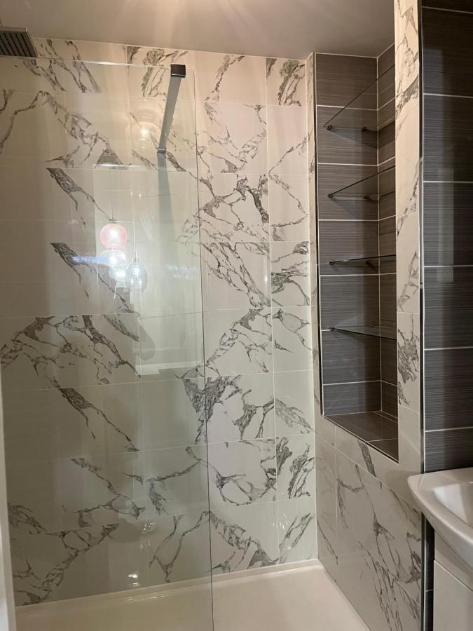 Private Room, Shared Bathroom With One Other, Tea And Coffee Making Facilities, Mini Fridge And Hairdryer, King Sized Bed With Help Yourself Continental Breakfast In Secluded Modern Property With Parking Борнмут Екстер'єр фото