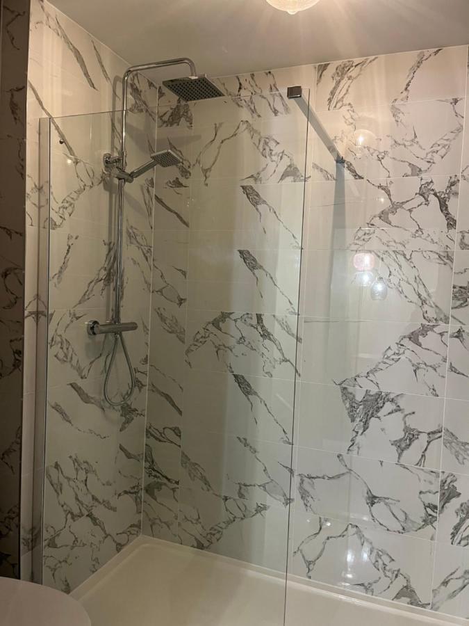 Private Room, Shared Bathroom With One Other, Tea And Coffee Making Facilities, Mini Fridge And Hairdryer, King Sized Bed With Help Yourself Continental Breakfast In Secluded Modern Property With Parking Борнмут Екстер'єр фото