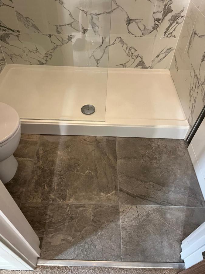 Private Room, Shared Bathroom With One Other, Tea And Coffee Making Facilities, Mini Fridge And Hairdryer, King Sized Bed With Help Yourself Continental Breakfast In Secluded Modern Property With Parking Борнмут Екстер'єр фото